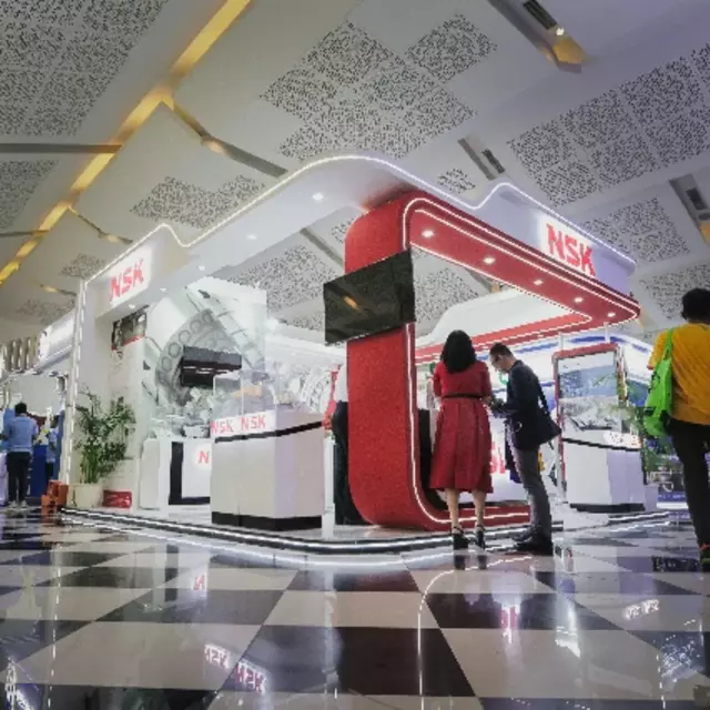 Kamerapohon menghadirkan dokumentasi pameran yang menyoroti interaksi pengunjung dan produk

